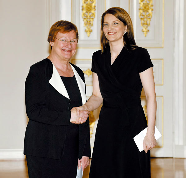 지난 6월 22일 핀란드 총리로 선축된 마리 키비니에미 집권당 대표(오른쪽)가 타르야 할로넨 대통령과 악수하고 있다.