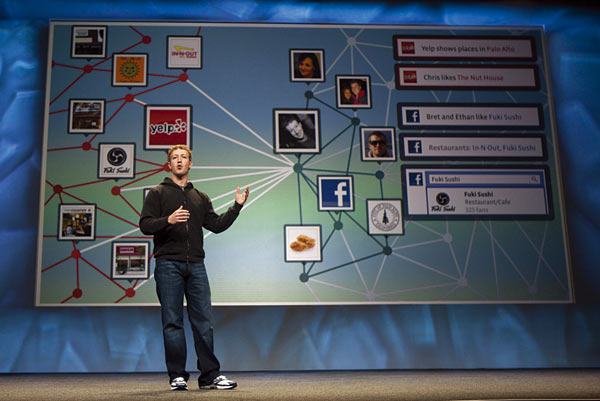 구글을 위협하고 있는 페이스북 창업자이자 CEO인 마크 주커버그가 지난 4월 말 미국 샌프란시스코에서 열린 기술개발자회의에서 연설하고 있다.