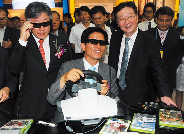 김문수 지사가 9월 1일 코리아디자인센터에서 열린 ‘2010 경기 기능성 게임 페스티벌’에 참석해 3D게임을 체험하고 있다. ⓒphoto 연합뉴스