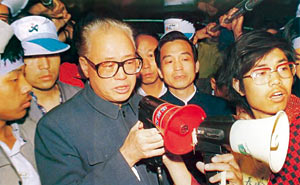 1989년 6·4 톈안먼사태 때 자오쯔양 공산당 총서기(왼쪽)가 학생 시위대를 직접 찾아가 시위 자제를 촉구하고 있다. 자오쯔양의 오른쪽이 당시 중앙판공청 주임이던 원자바오 현 총리다.