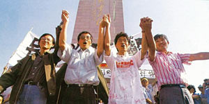 1989년 6·4 톈안먼사태 때 톈안먼광장의 인민영웅기념비를 점거하고 농성을 벌이는 ‘톈안먼 4군자’. 왼쪽부터 저우둬, 류샤오보, 허우더젠, 가오신.