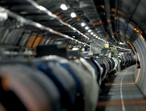 유럽입자물리연구소(CERN)가 스위스 제네바 인근 지하에 설치한 총 연장 27㎞의 거대 강입자가속기.
