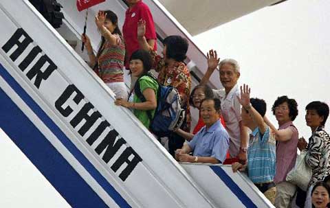 비행기 트랩을 오르는 중국인 관광객들. ⓒphoto 블룸버그
