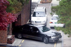 11월 17일 오전 9시37분 박 전 대표의 에쿠스 승용차가 자택을 나서고 있다.