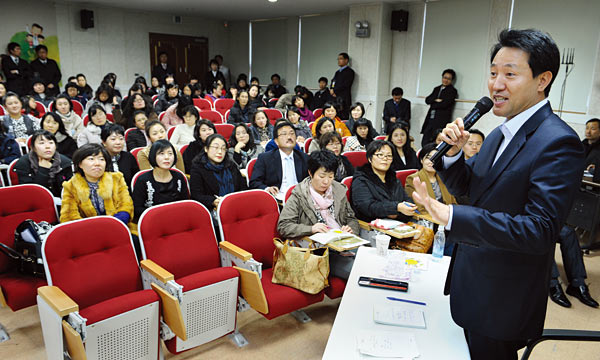 오세훈 서울시장(오른쪽)이 지난 12월 6일 서울 중구 신당초등학교에서  학부모 100여명과 대화하고 있다. ⓒphoto 서울시