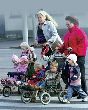 유모차를 끌고 헬싱키 거리를 걷고 있는 핀란드 여성들. ⓒphoto 조선일보 DB