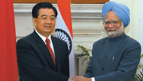 만모한 싱 인도 총리(오른쪽)와 후진타오 중국 국가주석이 지난 2006년 인도 뉴델리에서 정상회담 직후 악수하고 있다. ⓒphoto 조선일보 DB