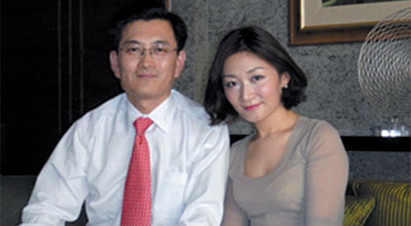 김정기 전 총영사가 덩신밍씨와 지난해 12월 22일 상하이 밀레니엄호텔 13층 라운지에서 찍은 것으로 추정되는 사진. ⓒphoto 연합뉴스