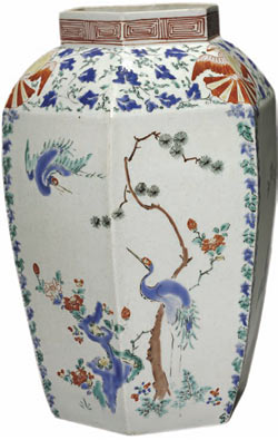 채색 백자 매화 문양 육각병 에도시대 17세기. 클리블랜드박물관 소장
