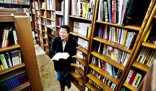 소문난 독서광인 장석주 시인의 집필실에는 2만여권의 장서가 보관돼 있다.