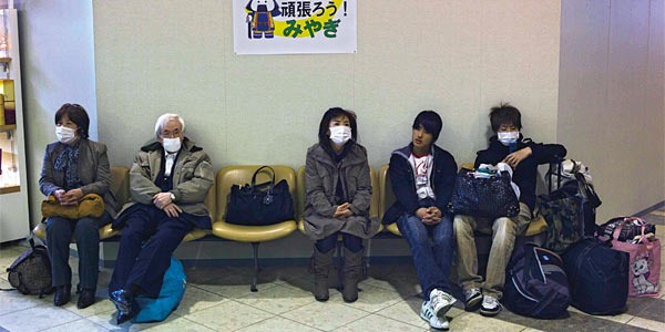 아직 국제선이 개통되지 않은 센다이공항에 마스크를 쓴 승객들이 앉아 있다. ⓒphoto AP