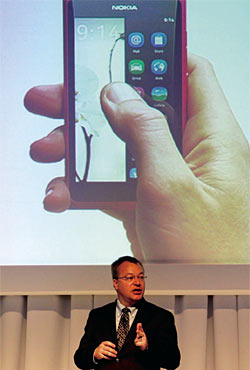 노키아의 스티븐 엘럽 CEO가 지난 6월 21일 싱가포르에서 노키아가 자체 개발한 스마트폰 운영체제 미고(Meego)를 장착한 N9을 소개하고 있다. ⓒphoto AP · 뉴시스