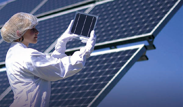 독일 보슈그룹의 한 직원이 독일 중부 에르푸르트 근처 태양전지 공장의 제품을 둘러보고 있다. 태양광산업은 유가 급등과 일본 후쿠시마 원전 사태로 도약의 기회를 맞고 있다. ⓒphoto 연합뉴스·AFP