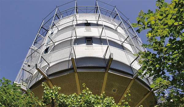 프라이부르크 보봉 지역에 있는 친환경 건축물 ‘헨리 오트롭’. 유명 건축가 롤프 디시가 지은 집으로 건물 전체를 태양광발전판이 감싸고 있고 건물이 태양을 따라 움직이며 빛을 받아들인다.