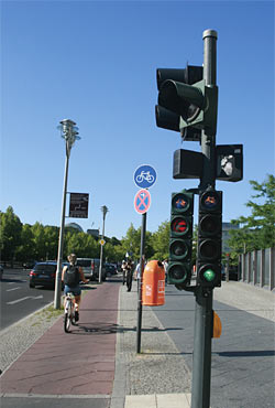 베를린의 신호등. 신호등에 자전거의 고·스톱을 나타내는 표시등도 있다.