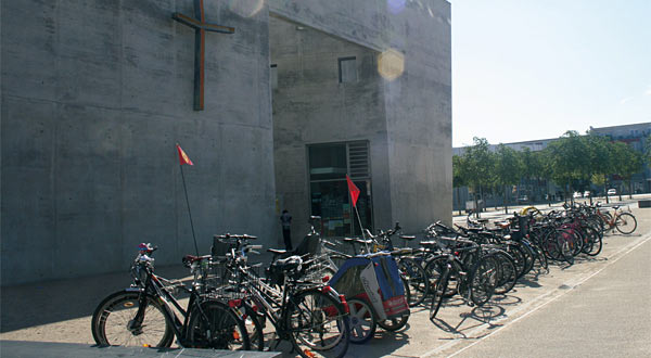 프라이부르크 인근 신도시 리젤 펠트의 교회. 일요일인데도 교회 주차장에 자전거만 가득하다.