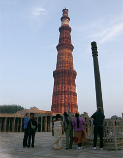 델리의 쿠툽 미나르. 이슬람 제국시대가 델리에 남긴 대표적 유산이다. 유네스코 세계문화유산이기도 하다.