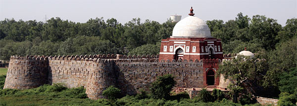 델리에 들어선 네 번째 도시 ‘투글루카바드’의 술탄 무덤. 이븐 바투타가 인도에서 주군으로 모신 술탄이 이곳에 누워 있다.