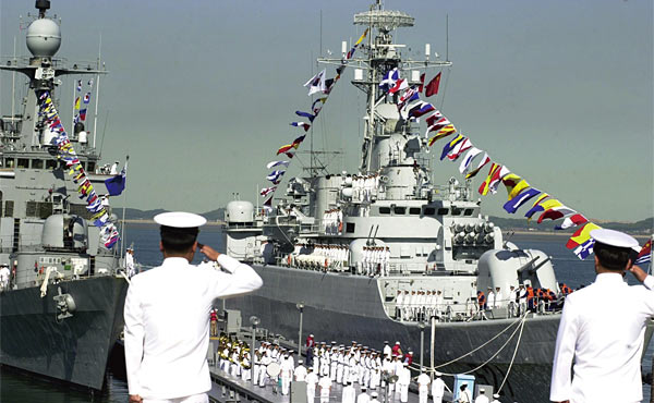 2002년 중국 군함 가흥함(왼쪽)과 연운항함이 해군 인천부두에 들어오고 있다. ⓒphoto 조선일보 DB