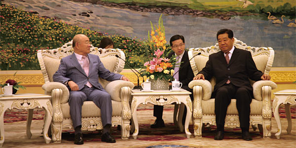 전두환 전 대통령(왼쪽)이 지난 9월 23일 중국인민대회의당에서 자칭린 주석과 얘기하고 있다.