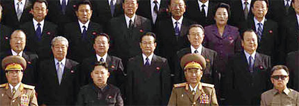 작년 9월 열린 3차 노동당 대표자회에 참석한 김정일(맨 오른쪽)과 김정은(왼쪽에서 두 번째).
