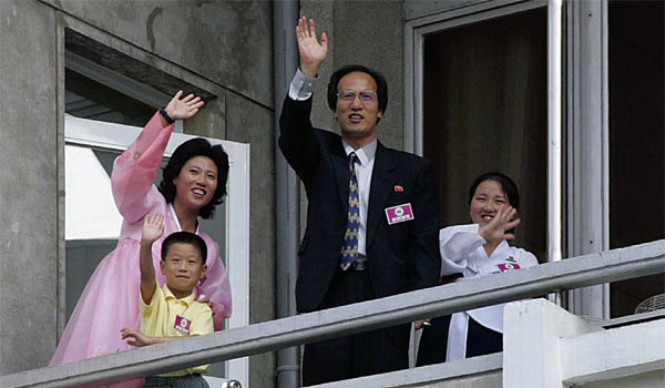 2006년 6월 금강산호텔에서 열린 이산가족 상봉행사에 김영남씨가 딸(은경·맨오른쪽)과 함께 참석했다. ⓒphoto 조선일보 DB