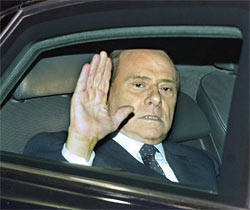 대통령 관저를 떠나고 있는 베를루스코니 전 총리. ⓒphoto AP