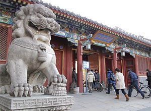 베이징대의 옛 정문을 통해 등교하는 학생들을 돌사자가 굽어보고 있다.