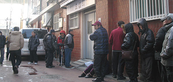 지난 1월 6일 서울 영등포 쪽방촌 요셉의원에서 진료를 받기 위해 긴 줄을 서 있는 노숙자, 행려자, 외국인 근로자들.