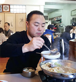 서울 삼청동 다락정에서 식사하는 김훈씨. 그는 “국물이 부드럽고 만두가 맛있다”고 평했다. ⓒphoto 조성관