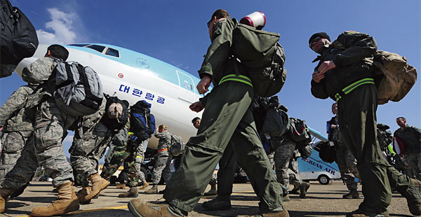 지난해 3월 8일 미 증원군 230여명과 군수물자 30여톤을 일본 가데나 기지에서 대구 기지로 전개하는 훈련을 대한항공 B777, B747 등 민항기를 사용해 실시하고 있다. ⓒphoto 남강호