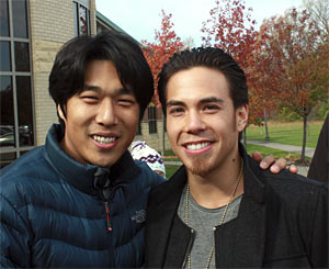 2010년 11월 7일 미 오하이오주의 클리블랜드 하이츠 아이스링크에서 자서전 투어를 하고 있던 안톤 오노(오른쪽)와 지도자로 변신해 유소년팀을 이끌고 참가한 김동성이 만났다. ⓒphoto 연합뉴스