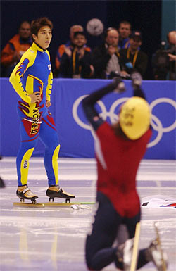 2002년 솔트레이크 동계올림픽 쇼트트랙 남자 1500m 결승에서 실격 처리된 김동성이 망연자실하는 동안 1위로 판정된 미국의 오노가 환호하고 있다. ⓒphoto 조선일보DB