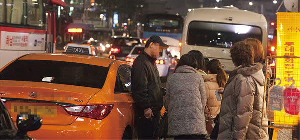 서울 밤거리에서 택시를 기다리는 일본인 관광객들. 최근 정부의 불법 영업 단속 방침이 알려지면서 콜밴이 자취를 감췄다. ⓒphoto 김승완 영상미디어 기자