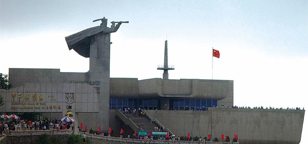 중국 산둥성 웨이하이 앞바다 류공다오에 있는 ‘갑오전쟁해전관’. 청나라 북양함대의 함정을 형상화해 지어졌다.