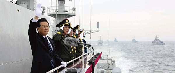 후진타오 국가주석이 중국 해군의 최신예 구축함 스자좡호를 타고 칭다오 앞바다에서 군함들을 사열하고 있다. ⓒphoto 로이터·연합