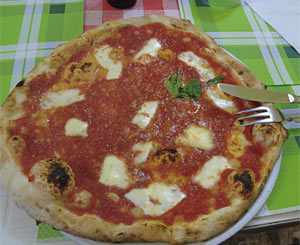 나폴리 피자집 ‘브란디’에서 파는 마르게리타 피자.