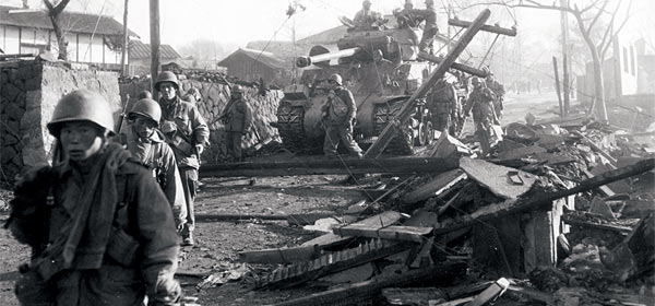 미육군 7사단 17연대 병사들과 카투사들이 1950년 11월 21일 압록강변 국경도시인 혜산진에 들어가고 있다. ⓒphoto 월드피스자유연합