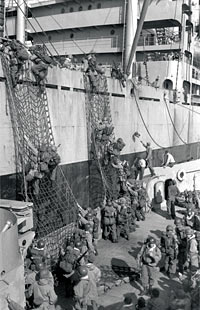 미육군 7사단과 카투사들이 1950년 10월 29일 함경남도 이원항에 상륙하기 위해 해군수송선에서 상륙정으로 옮겨타고 있다. ⓒphoto 월드피스자유연합