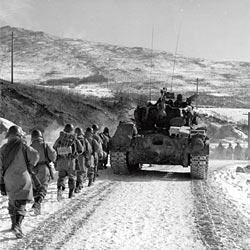 1950년 12월 6일 살아남은 미보병 7사단 31연대 병사들과 카투사들이 장진호를 떠나 흥남 방면으로 이동하고 있다. ⓒphoto 월드피스자유연합