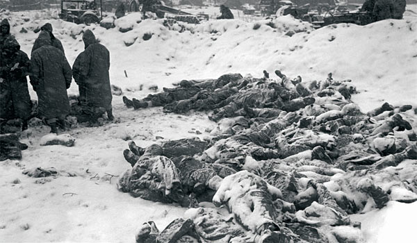 1950년 12월 8일 장진호 남쪽 하갈우리에서 철수하면서 병사들이 미해병·영국해병·카투사들의 시신을 임시 묘지에 매장하기 위해 준비하고 있다. ⓒphoto 월드피스자유연합