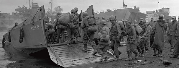 미육군 7사단 31연대 생존병사들로 구성된 임시대대 병사들과 카투사들이 1950년 12월 14일 흥남항에서 상륙선을 타고 있다. ⓒphoto 월드피스자유연합