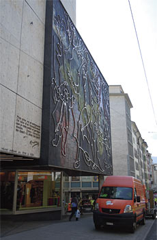 제네바의 마노르백화점. 루소가 살았던 곳으로 백화점 외벽에 루소와 당시 사람들의 그림이 걸려 있다.