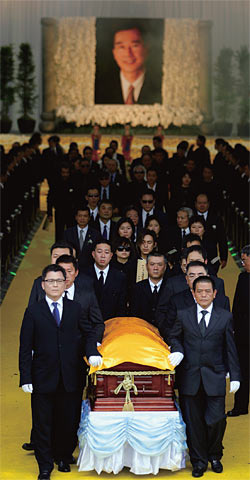 2007년 타이베이에서 거행된 대만 최대 폭력조직 죽련방 총당주(보스) 천치리의 장례식. ⓒphoto 로이터·연합