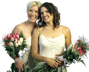 미국 샌프란시스코의 동성혼 부부인 앰버 와이스(왼쪽)와 샤론 파포. 2008년 샌프란시스코 시청에서 결혼증명서를 받은 뒤 찍은 사진이다. ⓒphoto AP