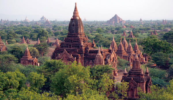 파노라마처럼 펼쳐진 바간(Bagan)의 사원과 불탑들.