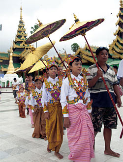 세계적으로 불교 신자가 가장 많은 미얀마의 ‘신뿌’ 의식은 남녀 불문하고 성인식과 함께 치러진다. 식이 끝나면 삭발하고 단기 또는 장기간의 승려의 생활을 시작한다.