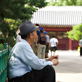 서울 종묘광장을 찾은 80대 노인이 벤치에 앉아 시간을 보내고 있다. ⓒphoto 이경호 영상미디어 차장