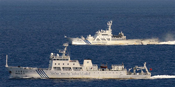 중국 해양감시선 해감51호와 일본 해상보안청 순시선(뒤쪽)이 지난 9월 14일 나란히 센카쿠열도 12해리 안쪽 해역에서 항해하고 있다. ⓒphoto 연합뉴스