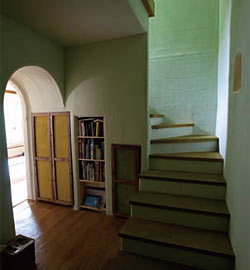 거실에서 아치형 통로를 지나면 2층으로 올라가는 계단이 있다.